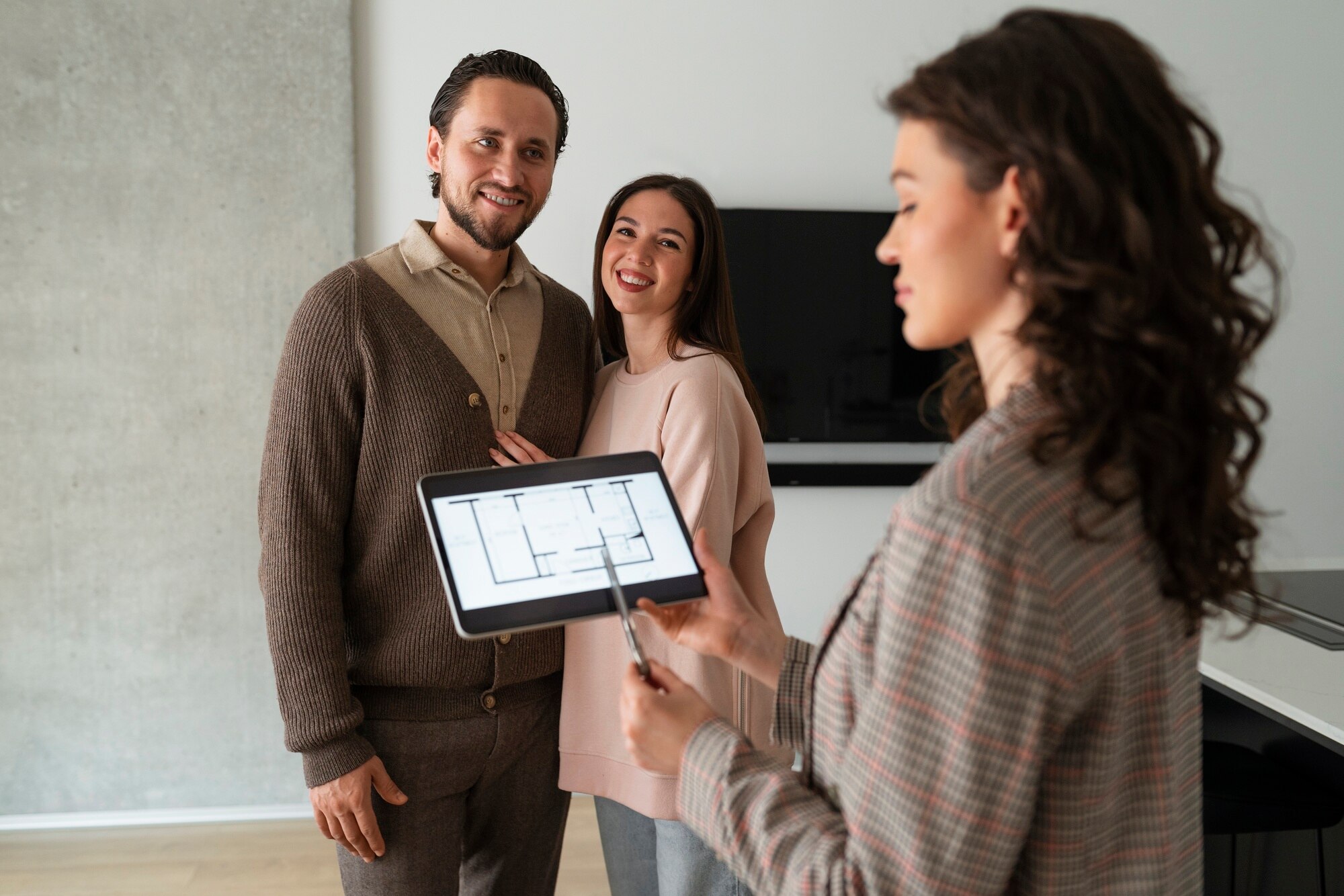 agente bienes raices tiro medio que muestra casa 23 2150225242